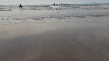 Sabah plajda. Kumsalda kum. 