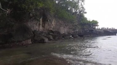 Sabah plajda. Kumsalda kum. 