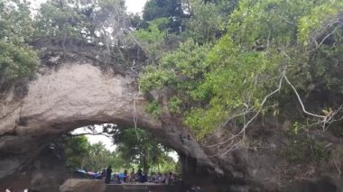 Sabah plajda. Kumsalda kum. 