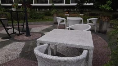 Masa ve sandalye bahçede. Bahçe masası ve arka bahçede sandalyeler 
