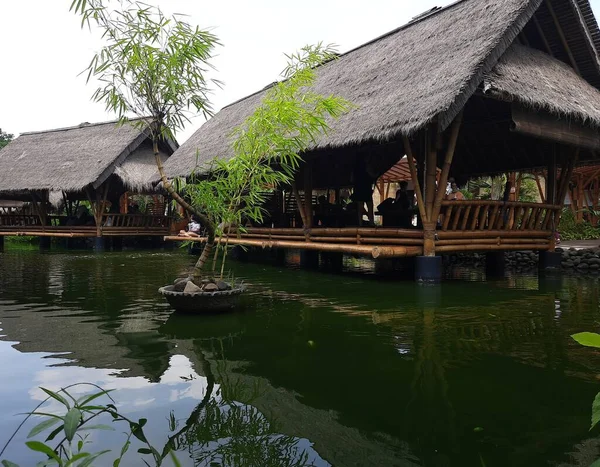 Tradycyjny Azjatycki Drewniany Dom Nad Jeziorem Pływająca Wioska Wodzie — Zdjęcie stockowe