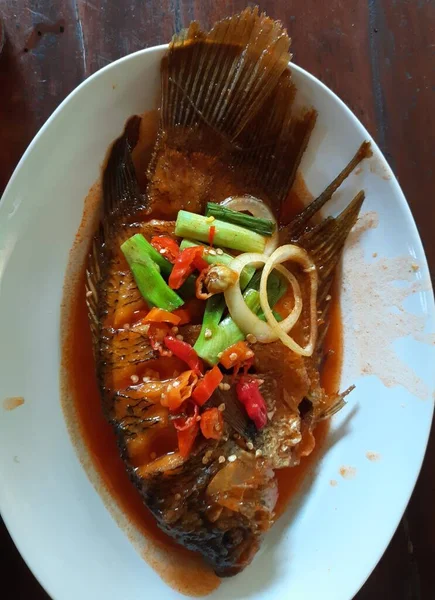 Ikan Mas Goreng Dengan Sayuran Dan Saus Topping Ikan Mas — Stok Foto