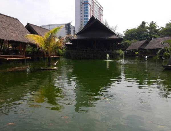 湖の上に伝統的なアジアの木造住宅 水の上に浮かぶ村 — ストック写真