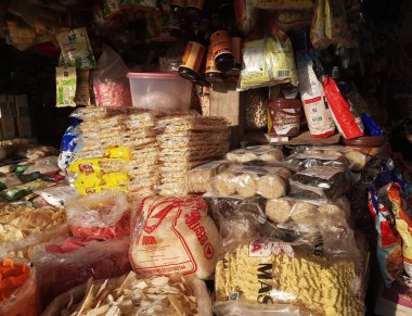 Pasta ve temel gıda malzemeleri Endonezya 'da geleneksel bir pazarda satılıyor.
