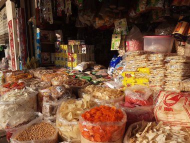 Pasta ve temel gıda malzemeleri Endonezya 'da geleneksel bir pazarda satılıyor.
