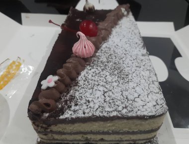 Tiramisu keki. Ev yapımı tiramisu keki. Tiramisu keki kesiyorum..