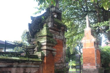 Bali 'de geleneksel kapı. Hinduca artistik kapı. Cennete açılan kapı 