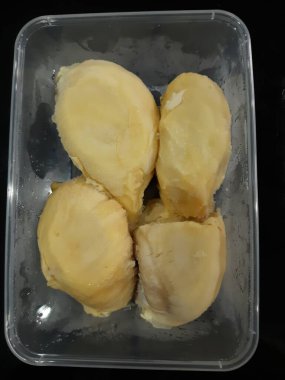 Plastik kutuda Durian var. Keskin kabuklu Durian meyvesi. Tatlı sarı renkli et. Müşteri için temiz bir plastik kutuda.. 