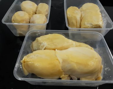 Plastik kutuda Durian var. Keskin kabuklu Durian meyvesi. Tatlı sarı renkli et. Müşteri için temiz bir plastik kutuda.. 