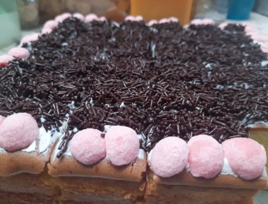 Lezzetli karamelli çikolatalı tart. Çöl tartı çikolatası. Tuzlu karamelli çikolatalı turta. Taze çilekle süslenmiş.. 