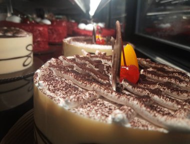 Lezzetli karamelli çikolatalı tart. Çöl tartı çikolatası. Tuzlu karamelli çikolatalı turta. Taze çilekle süslenmiş.. 