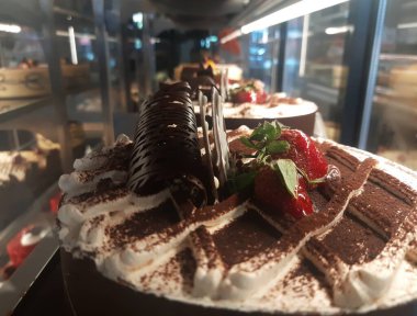 Lezzetli karamelli çikolatalı tart. Çöl tartı çikolatası. Tuzlu karamelli çikolatalı turta. Taze çilekle süslenmiş.. 