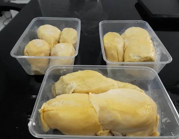 Durian Dalam Kotak Plastik Buah Durian Dengan Kulit Tajam Daging — Stok Foto