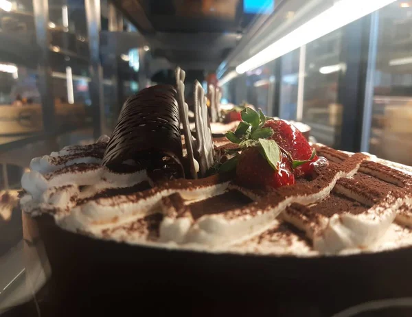 Lezzetli karamelli çikolatalı tart. Çöl tartı çikolatası. Tuzlu karamelli çikolatalı turta. Taze çilekle süslenmiş.. 