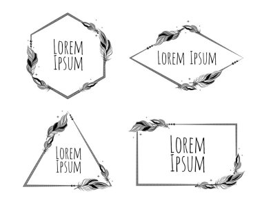 Mistik tasarım, vektör çerçeveleri, davetiyeler, selamlar, düğün kartları ve çıkartmalar için hazır şablonlar. Hafif, muhteşem, tüyleri ve boncukları var. Etiketler için geometrik çerçeveler.
