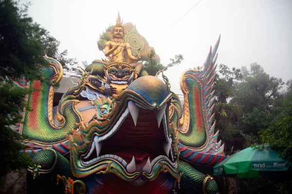 在泰国的一座寺庙里 一个金黄色的大佛像在外面被一个7头的那加所遮掩着 — 图库照片