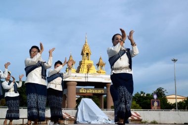 SAKON NAKHON, THAILAND -OCT 12020: Şato Balmumu Festivali 'nde her yıl Budist Paskalya Perhizi' nin sonunda tanımlanamayan kadın geleneksel dans geçidi düzenlenir. Bu çalışma Budizm 'e ibadet etmek için tasarlanmıştır..
