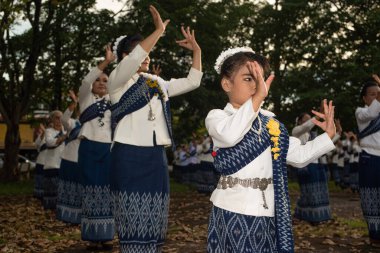 SAKON NAKHON, THAILAND -OCT 12020: Şato Balmumu Festivali 'nde her yıl Budist Paskalya Perhizi' nin sonunda tanımlanamayan kadın geleneksel dans geçidi düzenlenir. Bu çalışma Budizm 'e ibadet etmek için tasarlanmıştır..