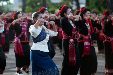 SAKON NAKHON, THAILAND -OCT 12020: Şato Balmumu Festivali 'nde her yıl Budist Paskalya Perhizi' nin sonunda tanımlanamayan kadın geleneksel dans geçidi düzenlenir. Bu çalışma Budizm 'e ibadet etmek için tasarlanmıştır..