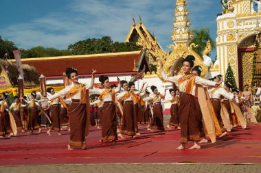 NAKHON PHANOM, THAILAND - 2 Ekim 2020: Phanom Woramahawihan 'ın her yıl Budist Paskalyası' nın sonunda Wat Phra 'da tanımlanamayan kadın geleneksel dans geçidi düzenlenir. Bu iş Buda 'ya tapınmaktır..