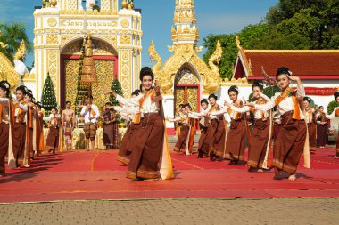 NAKHON PHANOM, THAILAND - 2 Ekim 2020: Phanom Woramahawihan 'ın her yıl Budist Paskalyası' nın sonunda Wat Phra 'da tanımlanamayan kadın geleneksel dans geçidi düzenlenir. Bu iş Buda 'ya tapınmaktır..
