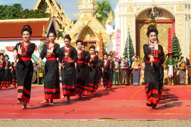 NAKHON PHANOM, THAILAND - 2 Ekim 2020: Phanom Woramahawihan 'ın her yıl Budist Paskalyası' nın sonunda Wat Phra 'da tanımlanamayan kadın geleneksel dans geçidi düzenlenir. Bu iş Buda 'ya tapınmaktır..