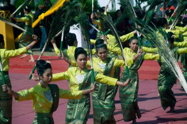 NAKHON PHANOM, THAILAND - 2 Ekim 2020: Phanom Woramahawihan 'ın her yıl Budist Paskalyası' nın sonunda Wat Phra 'da tanımlanamayan kadın geleneksel dans geçidi düzenlenir. Bu iş Buda 'ya tapınmaktır..