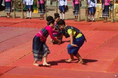 Nakhon Phanom, Tayland - 2 Ekim 2020: Her yıl sonunda Phanom Woramahawihan 'ın Wat Phra' daki insanların sevgililerini gösteren tanımlanamayan bir dans geçidi. Bu etkinlik Lord Buddha 'ya tapınmaya adanmıştır. .