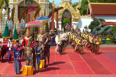 NAKHON PHANOM, THAILAND-ECTOBER 2. 2020: Tanımlanamayan insanlar Phanom Woramahawihan 'ın Wat Phra' da geleneksel dans geçidi her yıl Budist Paskalyası sonunda düzenlenir ve Buda 'ya ibadet edilir..