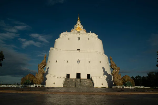 Gran Pagoda Blanca Phrabmahathat Kodsapanyo Sripanom Chedi Tiene Una Forma —  Fotos de Stock