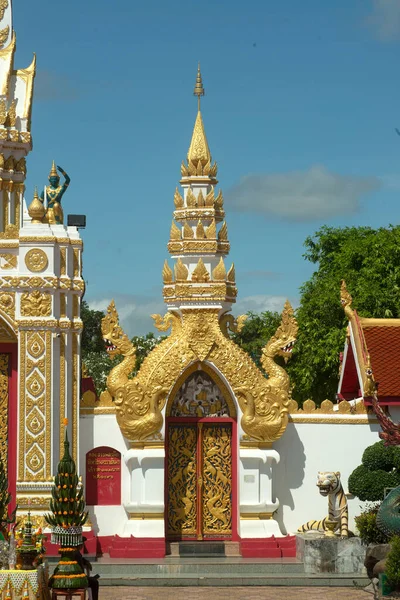 Vstupní Dveře Nachází Wat Phra Phanom Woramahawihan Posvátné Náboženské Místo — Stock fotografie