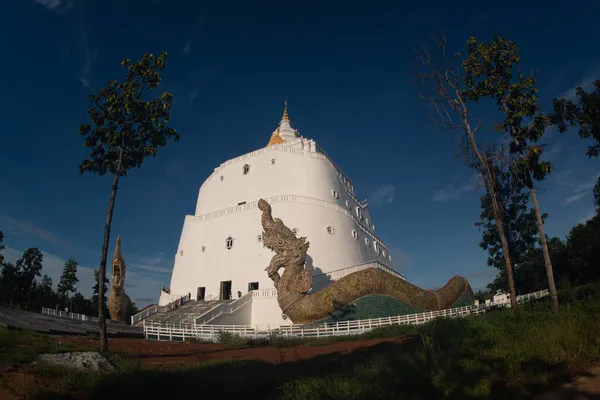 Phrabmahathat Kodsapanyo Sripanomの大きな白い塔チェディは山のような形をしています 56メートルの高さ タイの北東部にナコンファノム州に位置 — ストック写真
