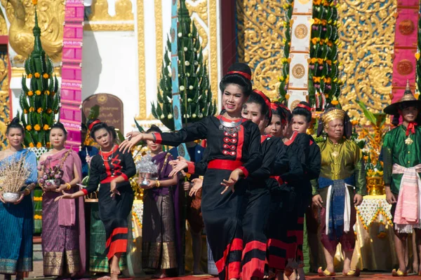 2020年10月2日タイ ナクポン ファナム 毎年末に開催されるワット プラでの未確認の人々伝統舞踊パレードレンタル終了時に開催され 仏への崇拝 — ストック写真