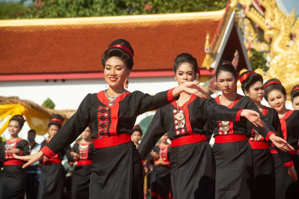 Nakhon Phanom Thailand Oktober 2020 Oidentifierad Kvinna Traditionell Dansparad Wat — Stockfoto