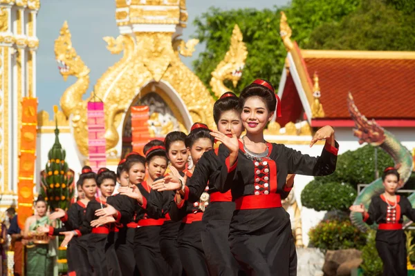 Nakhon Phanom Tailandia Octubre 2020 Desfile Danza Tradicional Mujeres Identificadas —  Fotos de Stock