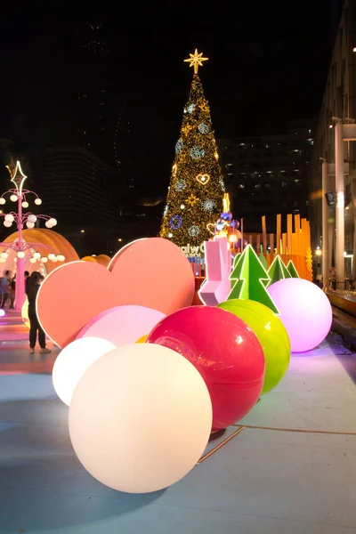 BANGKOK, THAILAND - 23 Kasım 2021: Noel Ağacı Kutlaması 2022 'de Central World alışveriş merkezinde ışıklandırma ve Tayland' ın başkenti Bangkok 'ta Mutlu Yıllar etkinliği.