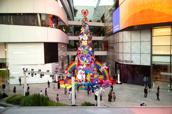 BANGKOK, THAILAND - 23 Kasım 2021: Noel Ağacı Kutlaması 2022 'de Emquatier mağazasında Noel günü ve Bangkok' ta Mutlu Yıllar etkinliği.