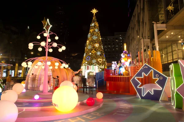 BANGKOK, THAILAND - 23 Kasım 2021: Noel Ağacı Kutlaması 2022 'de Central World alışveriş merkezinde ışıklandırma ve Tayland' ın başkenti Bangkok 'ta Mutlu Yıllar etkinliği.