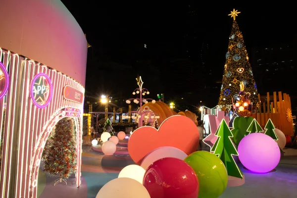 BANGKOK, THAILAND - 23 Kasım 2021: Noel Ağacı Kutlaması 2022 'de Central World alışveriş merkezinde ışıklandırma ve Tayland' ın başkenti Bangkok 'ta Mutlu Yıllar etkinliği.