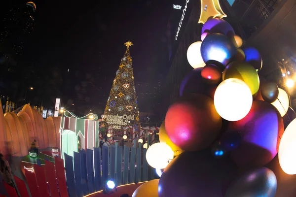 BANGKOK, THAILAND - 23 Kasım 2021: Noel Ağacı Kutlaması 2022 'de Central World alışveriş merkezinde ışıklandırma ve Tayland' ın başkenti Bangkok 'ta Mutlu Yıllar etkinliği.