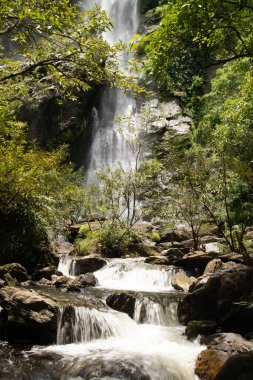 Khlong Lan Şelalesi güzel ve ünlü bir şelaledir. Ulusal parklarda ve Tayland yağmur ormanlarında. 
