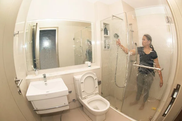Ασιάτισσα Καθαρίστρια Που Καθαρίζει Τον Καθρέφτη Στο Μπάνιο Υπηρεσία Καθαρισμού — Φωτογραφία Αρχείου