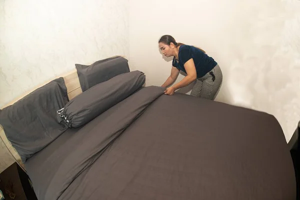 亚洲女服务员在旅馆房间里铺床 管家铺床 — 图库照片