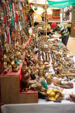 Turistler dini hediyelik eşya alıp Alchi Manastırı 'nda ya da Alchi Gompa, Ladakh, Hindistan' da satıyorlar..