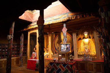 Ladakh, Hindistan 'daki Leh Stok Sarayı' nın Tanrı ya da Buda heykeli..