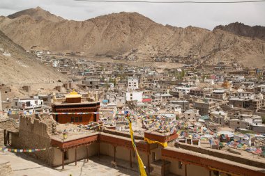 Köşedeki üst manzara ve gri taşın detayları ve ahşap kapılar ve pencereler, balkonlarda Ladakh, Hindistan 'daki Leh Sarayı' nın parmaklıkları yok.. 