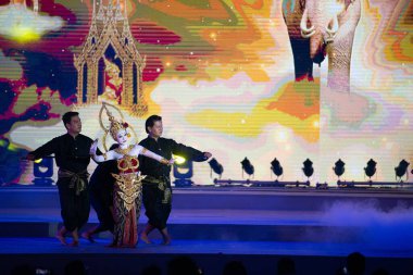 BANGKOK, THAILAND - 20 Nisan 2022: Rattanakosin Şehri Vakfı 'nın 240. Yıldönümü sırasında Kimliği belirlenemeyen İnsanlar Tayland Kukla Şovu sahnelendi. Gösteri halka açık..