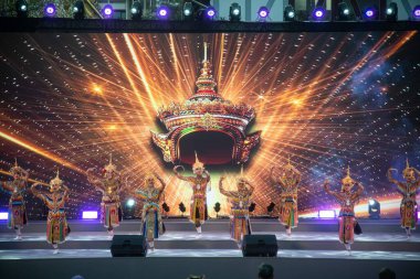 BANGKOK, THAILAND - 21 Nisan 2022: Tanımlanamayan İnsanlar, Tayland 'ın güneyinde Rattanakosin Vakfı' nın 240. Yıldönümü sırasında sahnede popüler olan bir eğlence biçimi gösteriyor.
