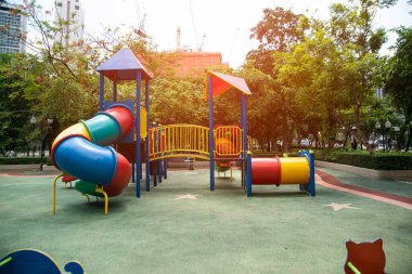 Plastik boş oyun alanından yapılmış renkli oyun alanı oyun alanı ekipmanları. Oyun alanı. Bahçe malzemeleri. Çocuk kaydırağı. Parktaki oyun parkı.