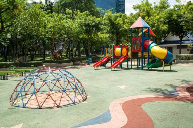 Plastik boş oyun alanından yapılmış renkli oyun alanı oyun alanı ekipmanları. Oyun alanı. Bahçe malzemeleri. Çocuk kaydırağı. Parktaki oyun parkı.